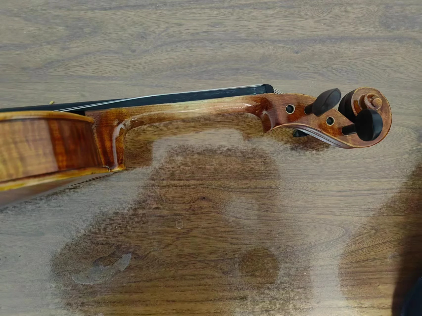 красивата цигулка ръчно изработени от естествено дърво. ребрата и врата от клен отзад, горната част на ръката от смърч