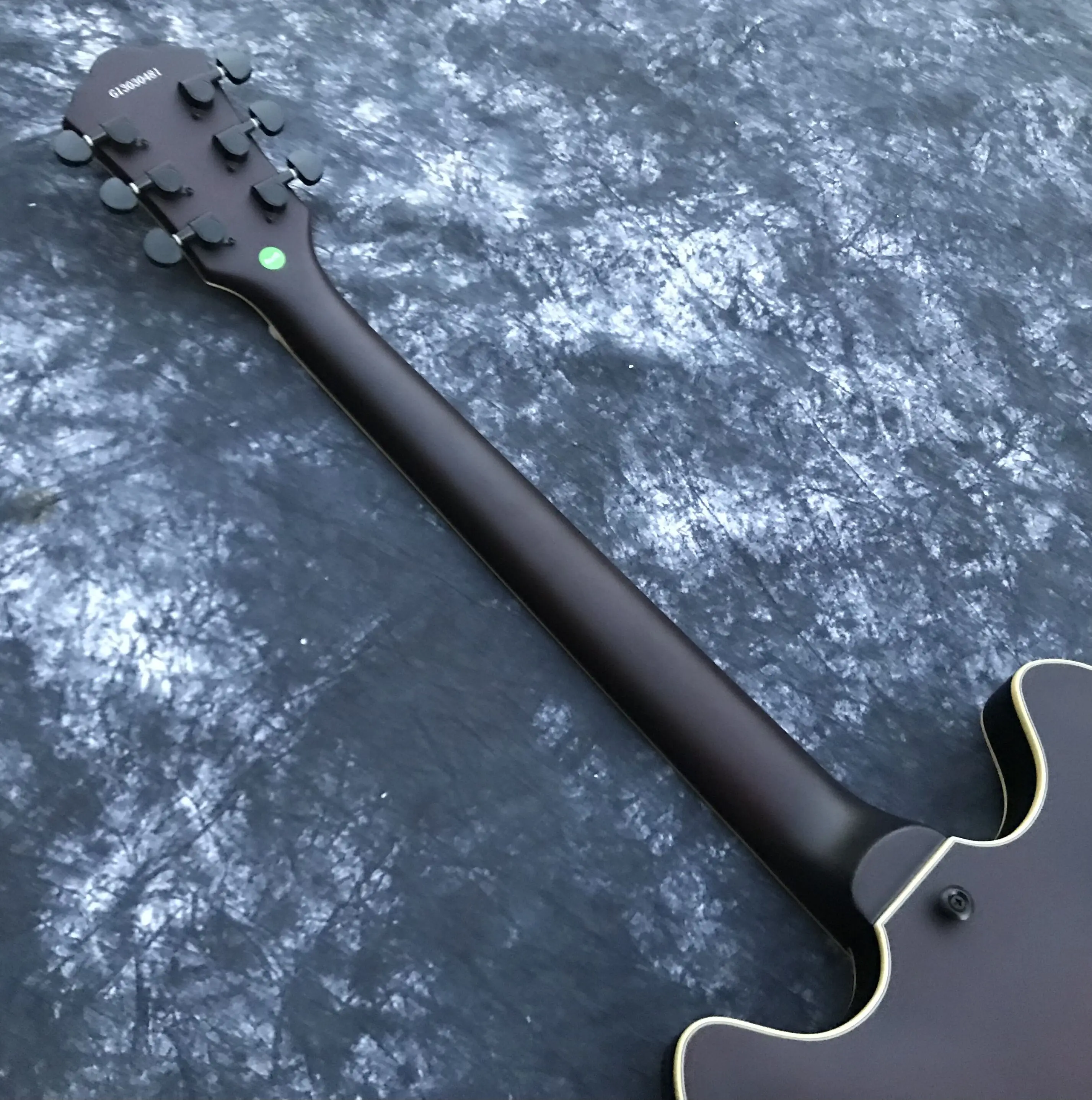 Електрическа китара с полупустым корпус Custom Shop 22 Прагчета, матово кафяво лешояд от палисандрово дърво, черна Фитинги